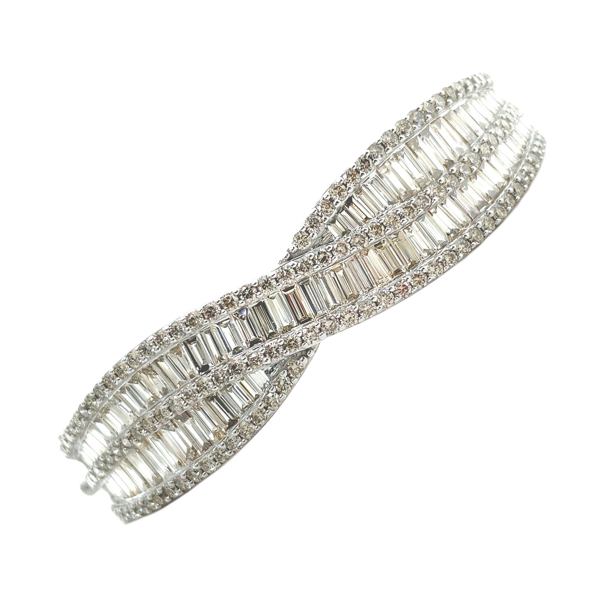 BAGUETTE | 9ct Round Crossover Bangle