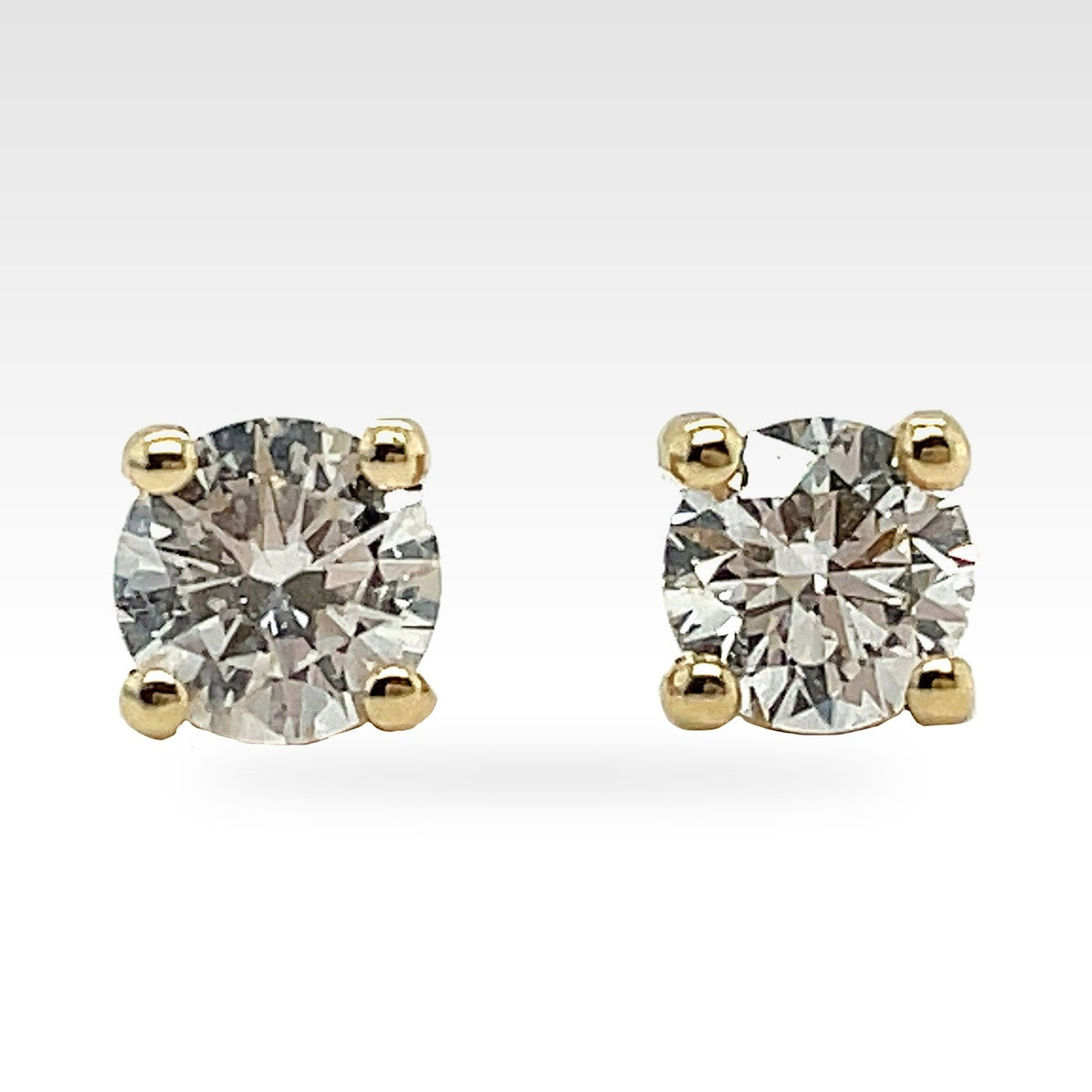 Stud Earrings in yellow gold with diamonds
