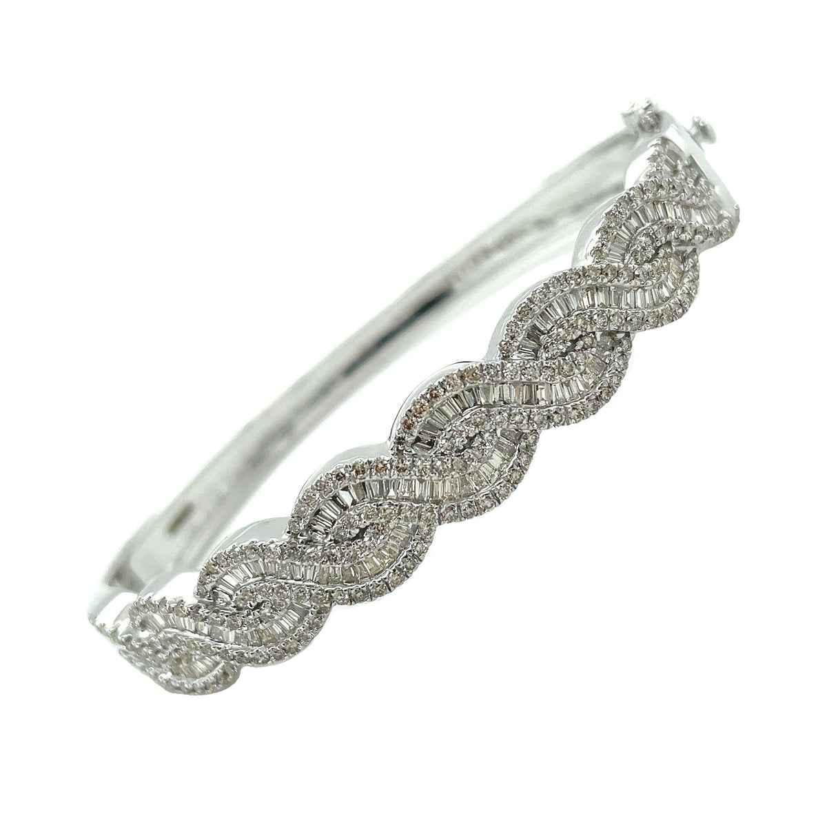 Brazalete de diamantes cruzados