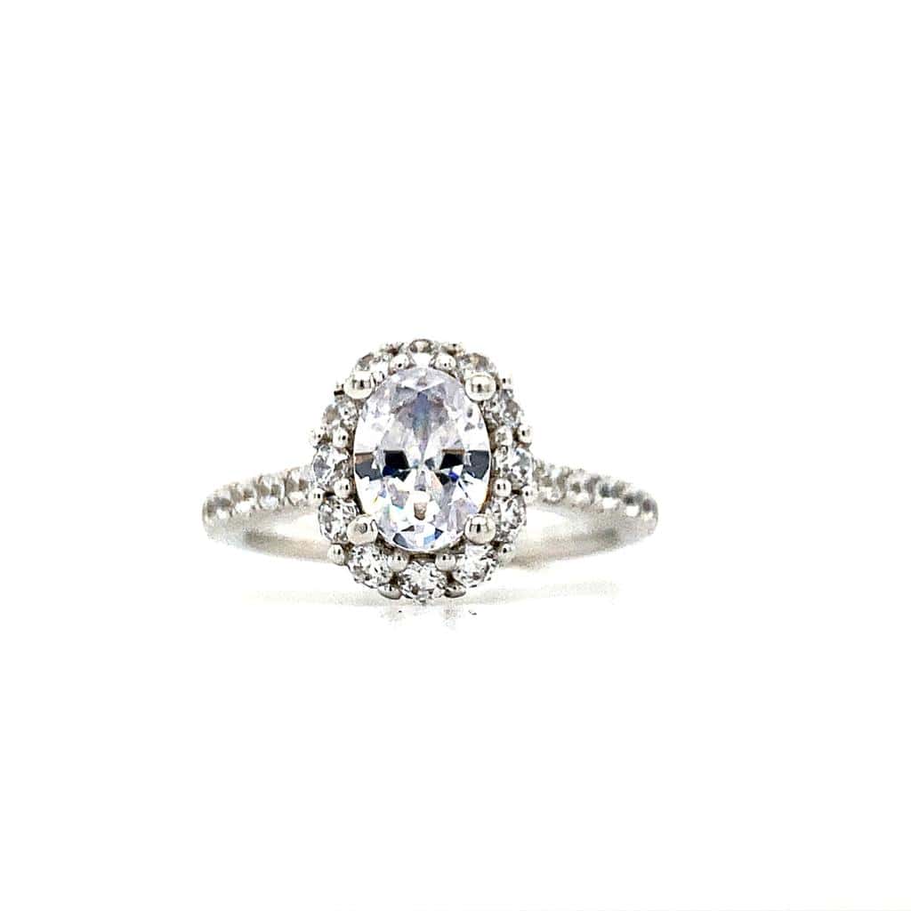 Anillo de diamantes con halo ovalado