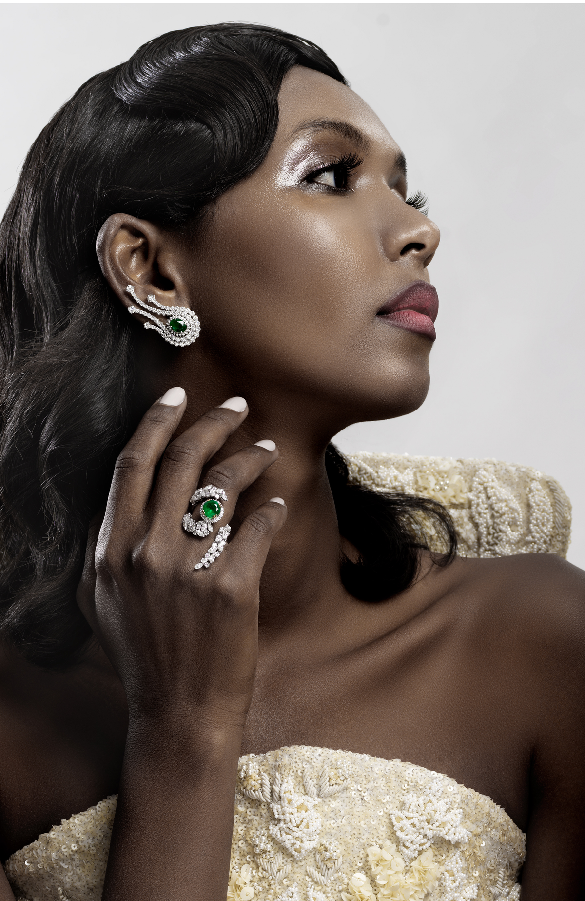 Piedra preciosa ovalada esmeralda con diamantes redondos 