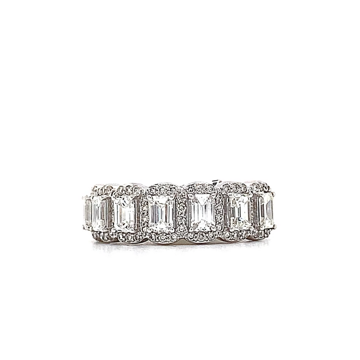 Anillo con halo de diamantes redondos y talla baguette de 1 3