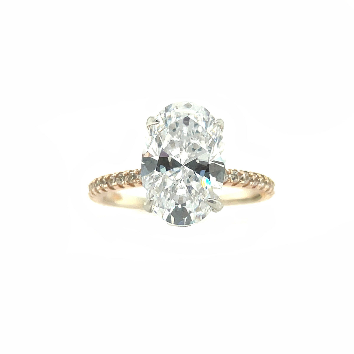 Anillo de compromiso de oro rosa con diamantes ovalados engastados