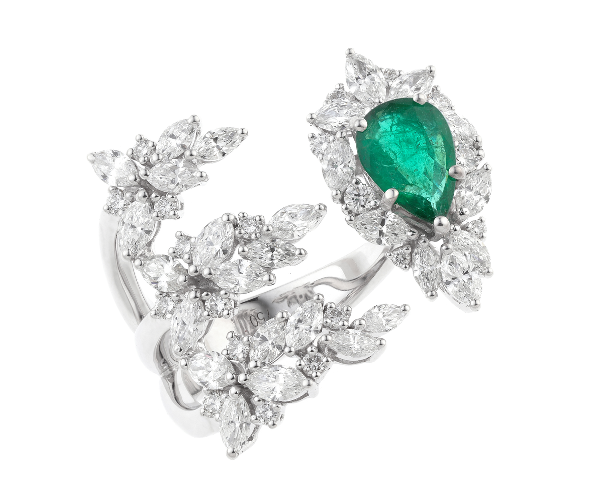 Piedra preciosa esmeralda en forma de pera con talla marquesa y diamantes redondos 
